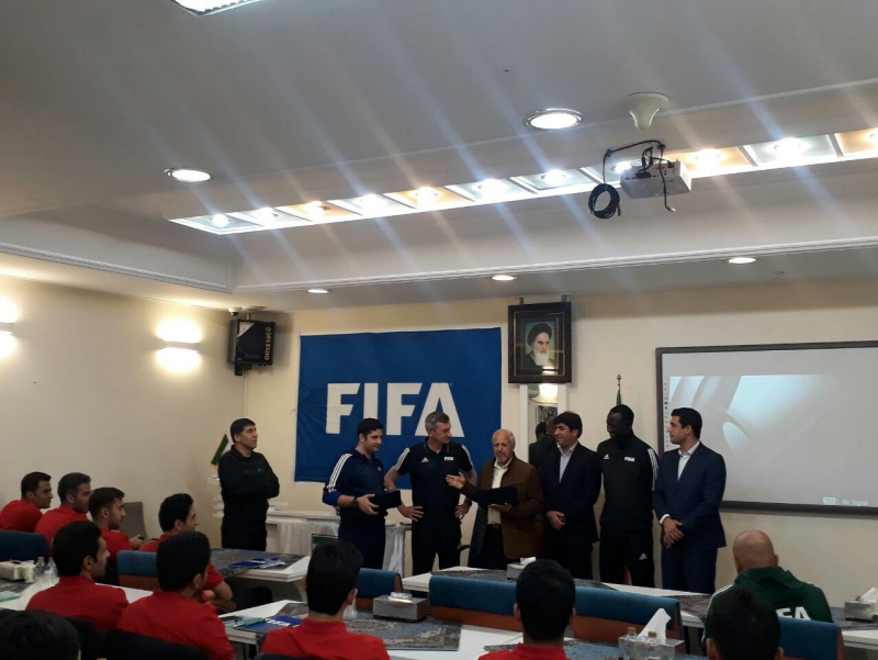 حاشیه های یک اختتامیه| شوخیهای مدرس فیفا و برخورد گرم با فنایی