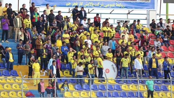 حاشیه دیدار پارس و گلگهر/ فریاد مربی پارسجنوبی برای حمله/ فحاشی علیه داور پشت فنسها