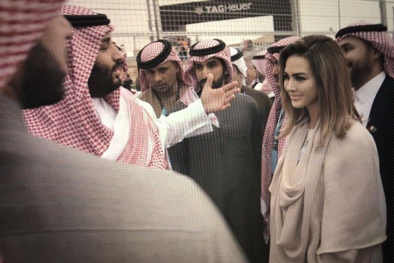 زنی که به بنسلمان در مورد خرید نیوکاسل مشاوره میدهد