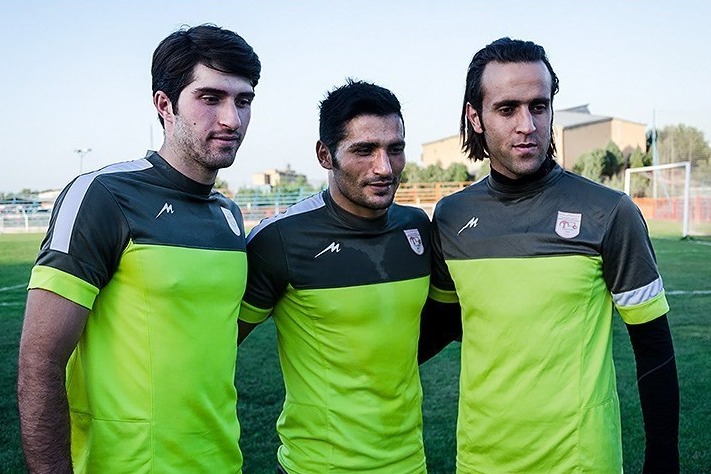 شوخی خندهدار جواد کاظمیان با فرق وسط علی کریمی و رحمت!