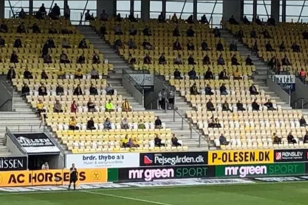 حضور تماشاگران دانمارکی در ورزشگاه با شیوهای عجیب