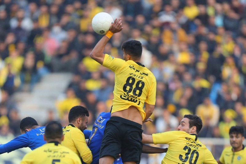 جنجالیترین فریم از آخرین دیدار سپاهان - استقلال/ وقتی کیروش والیبالیست شد!