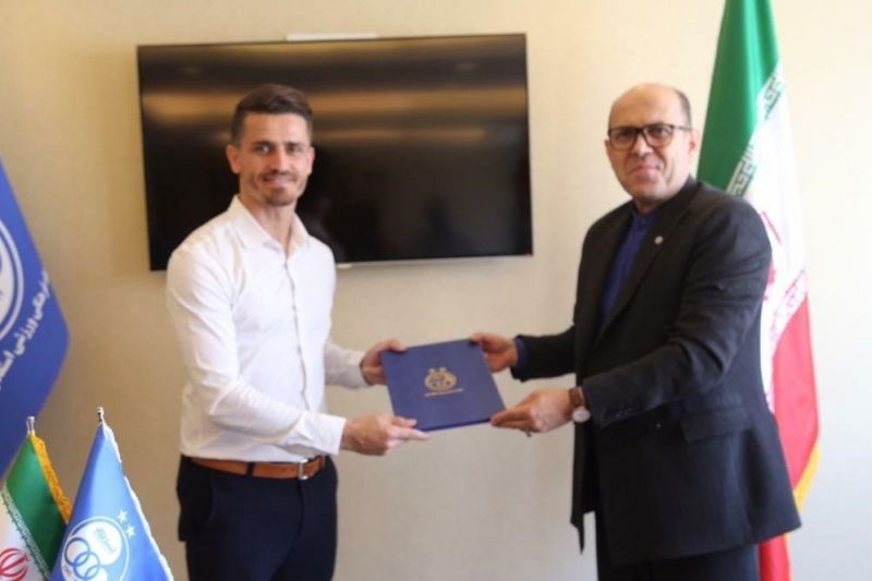 تمدید قرارداد وریا با استقلال با متمم