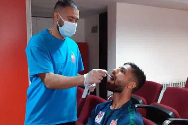 بشار رسن همراه با پرسپولیسیها تست کرونا داد