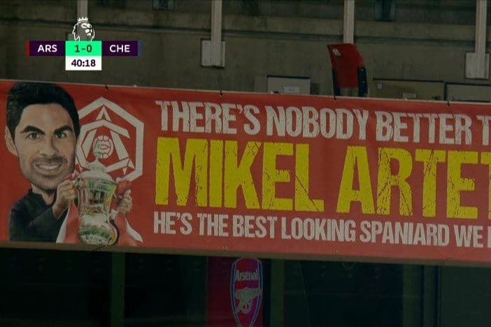 بنر حمایتی آرسنالیها برای آرتتا با اشاره به تیپش!