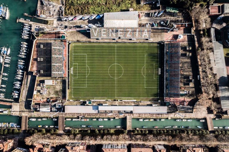 گزارش تصویری از ورزشگاه تیم تازه صعود کرده به سری آ؛ خانهای روی آب!