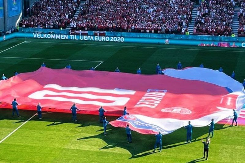 عکس؛ حمایت زیبا و مشترک بلژیکیها و دانمارکیها از اریکسن