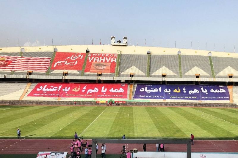 حاشیه دربی ۹۶| نصب بنر گل‌محمدی روی سکوها و بازدید فغانی از زمین