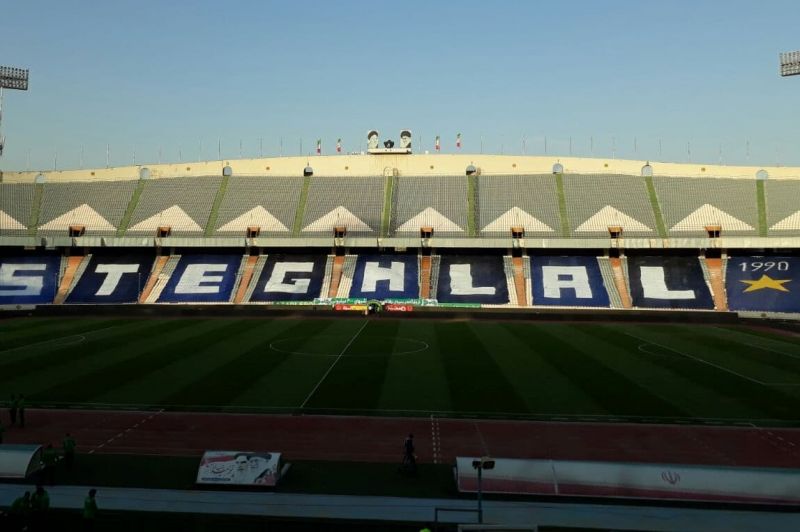 حاشیه بازی استقلال و سپاهان| ستارههای آبی در جایگاه تماشاگران/آماده سازی سکوهای قهرمانی +عکس