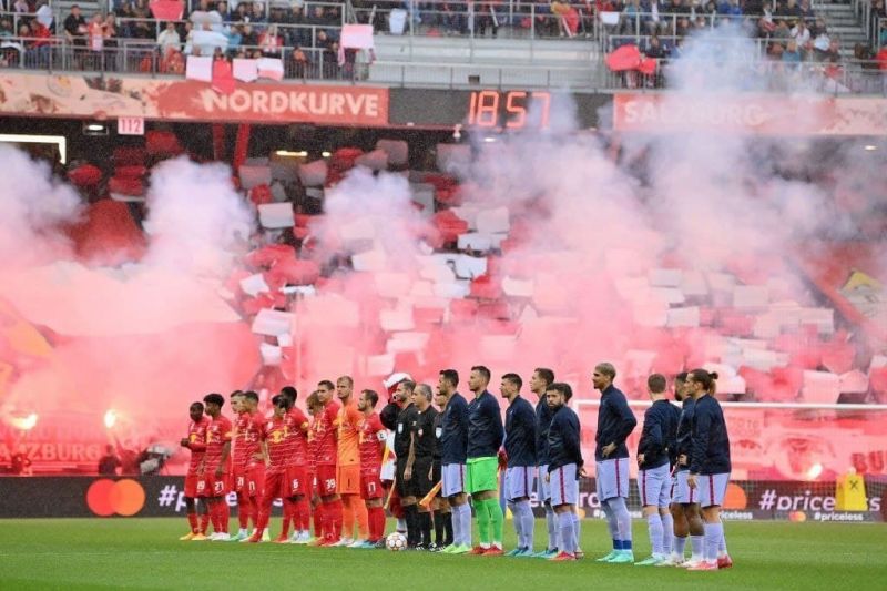 شکست بارسلونا مقابل سالزبورگ/ آتشبازی هواداران پیش از بازی