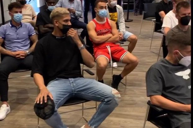 تیپ عجیب مدافع بارسلونا در مراسم وداع مسی؛ با لباس بسکتبال!