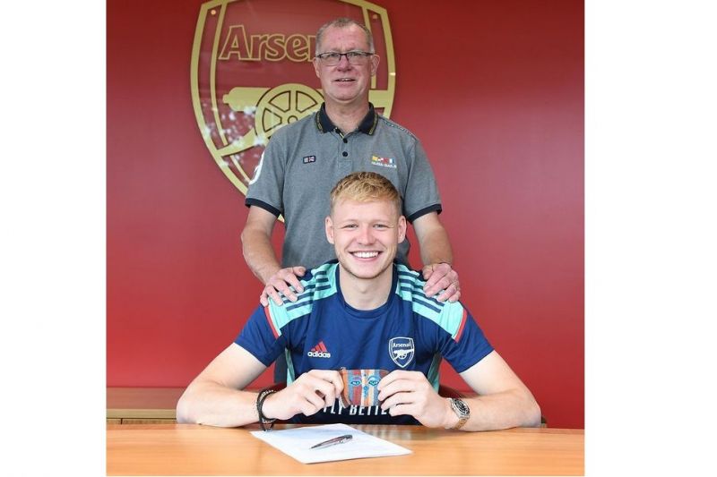 چرا بازیکن تازهوارد آرسنال خاکستر پدربزرگ فقیدش را به مراسم معارفهاش برد؟