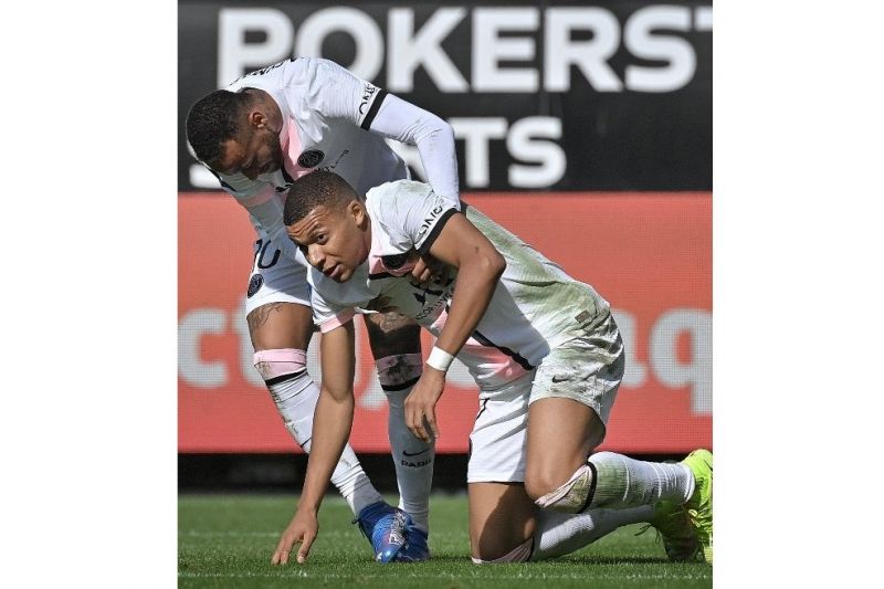 وایرال شدن لحظهای که نیمار به امباپه کمک کرد تا از جایش بلند شود