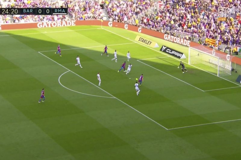 تک به تک خرابکردن دست که خشم هواداران بارسلونا را برانگیخت؛ توپ را به آسمان کوبید!