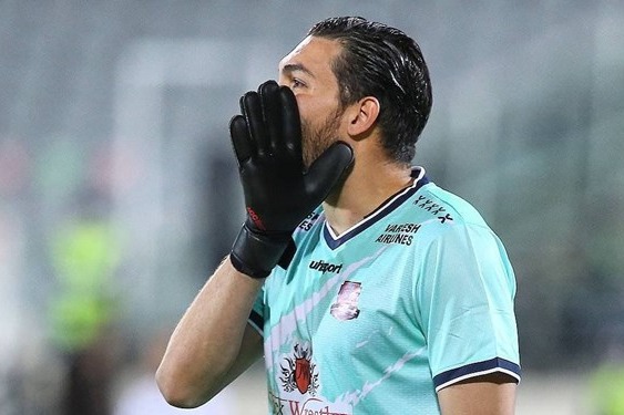 حاشیه بازی استقلال و نساجی/ واکنش حقیقی به هو شدن توسط استقلالیها/ تذکر گوینده ورزشگاه به تماشاگران (عکس)