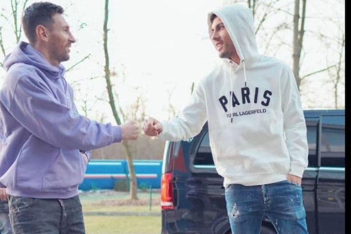 عکس جالبی که هافبک آرژانتینی کنار مسی با هودی یاسی رنگ منتشر کرد