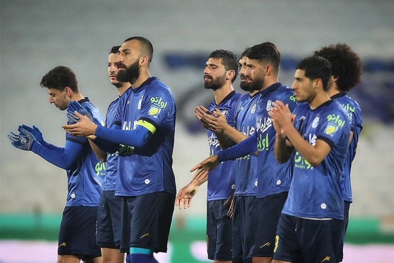 وعدهها محقق می شود؟/ درآمد استقلال از تبلیغات محیطی و چشم انتظاری بازیکنان برای پول!