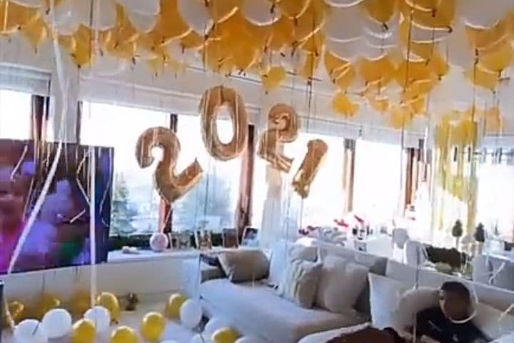 عکس؛ تزئین خانه رونالدو برای 2021 با بادکنکهای سفید و طلایی!