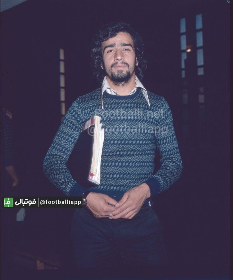 نوستالژى فوتبالى/ جواد الله وردی مدافع جنجالی اسبق تاج و پرسپولیس در دهه پنجاه؛ پیوستن او از تاج به پرسپولیس پس از شهرآورد شهریور 1352 که پرسپولیس با شش گل تاج را شکست داد، در زمان خودش جنجالهای زیادی را به وجود آورد