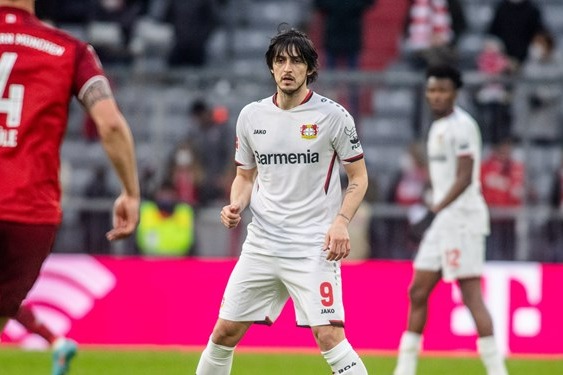 سرمربی لورکوزن: انتظار دریبل و پشت پا از آزمون نداشته باشید/ او تمام‌کننده قهاری است