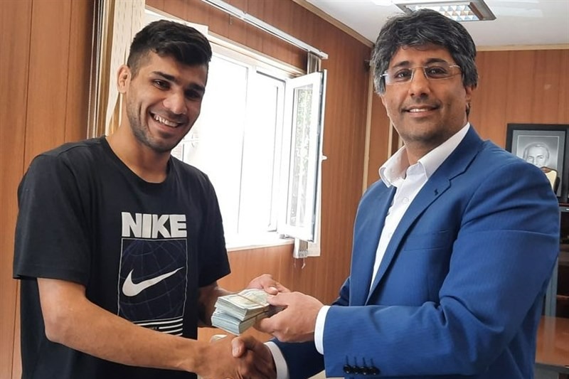 بوکسور تاریخ‌ساز ایران پاداش ۲۵ هزار دلاری‌اش را دریافت کرد