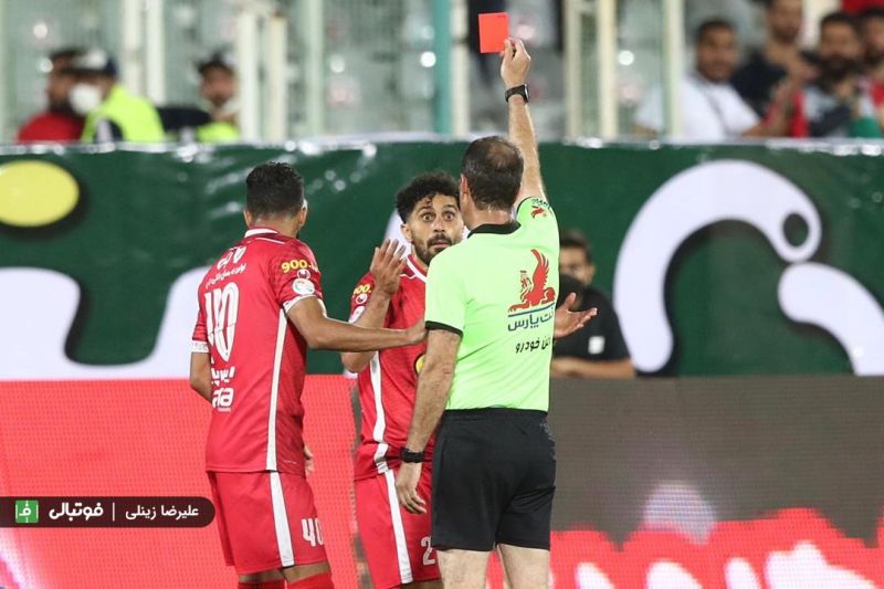 حاشیه دیدار پرسپولیس - پیکان/ اعتراض پرسپولیسیها با شعار «داور استقلالی»