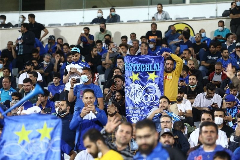 حواشی دیدار استقلال - شهرخودرو| سر دادن سرود قهرمانی توسط هواداران آبیپوشان پایتخت