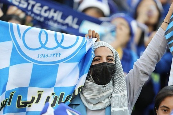 حضور بانوان استقلالی برای اولین بار در بازی های لیگ برتر (عکس)