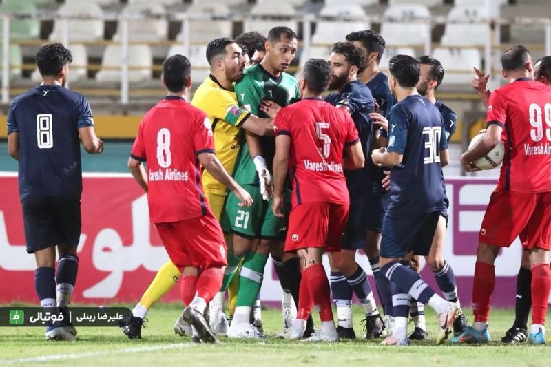 حواشی دیدار پیکان - نساجی| تغییر چندباره نظر داور بازی در صحنه پنالتی