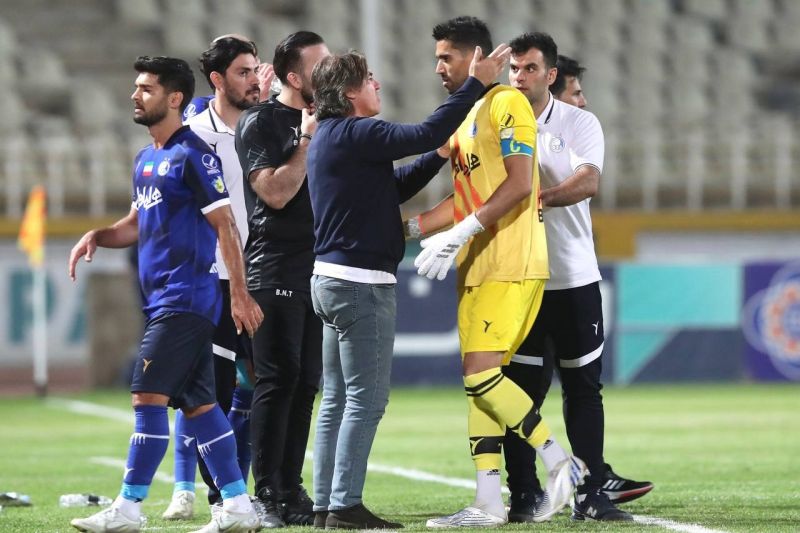 اظهارات تند کاپیتان استقلال/ حسینی: خودتان از این داوریها خجالت نمیکشید؟