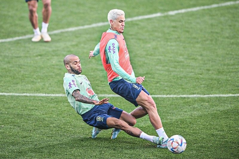 تکل خشن دنی آلوز روی پای همتیمی خود در تمرینات برزیل(عکس)