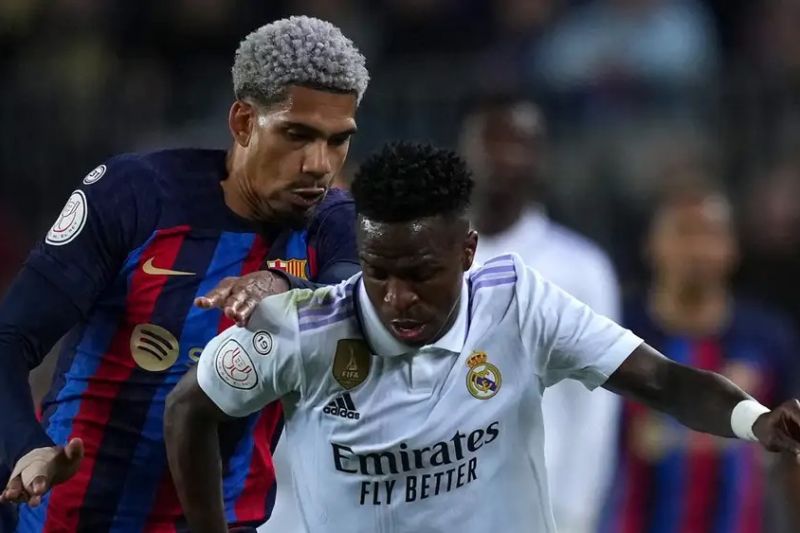 دلیل درگیری مدافع بارسلونا با وینیسیوس در الکلاسیکو چه بود؟