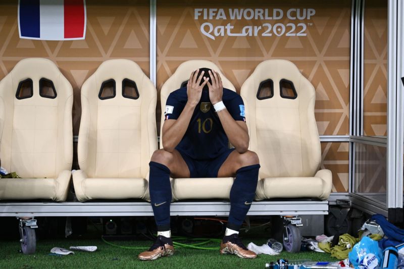 عکس نوشت؛ لحظهای که امباپه فهمید توپ طلا را از دست داده است