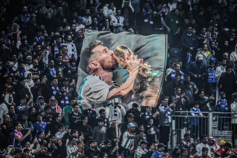 بنر ویژهای که هواداران الهلال عربستان برای مسی آورده بودند