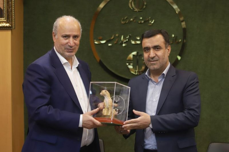 تجلیل معاون رئیس‌جمهور از رئیس‌ فدراسیون با اهدای تندیس یوزپلنگ