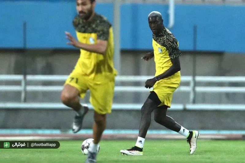پسر مدیرعامل، مترجم خارجی‌های استقلال خوزستان! (عکس)