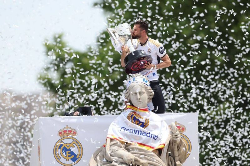 عکس؛ لحظهای که کاپیتان رئال مادرید در میدان سیبلس جام را بالای سر برد