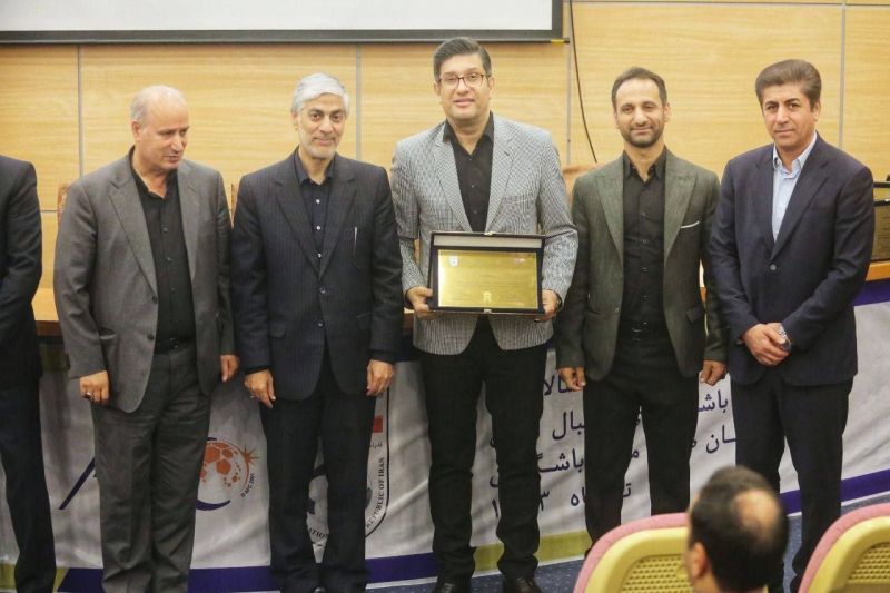 گواهینامه مجوز حرفهای استقلال صادر شد؛ سمیعی با لوح مدیرعامل سابق پز داد!