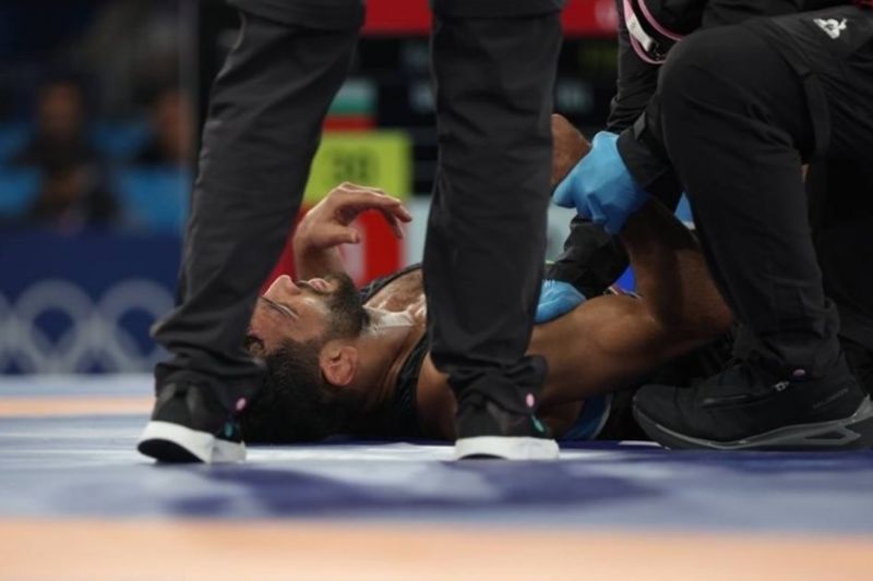 حسن یزدانی دوباره کتفش را جراحی میکند