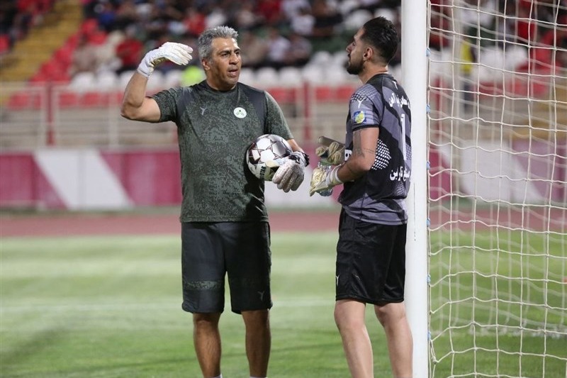 چرا ربیعی دو دروازهبان ذخیره روی نیمکت ذوبآهن گذاشت؟