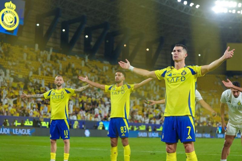 عکس؛ خوشحالی رونالدو با هواداران النصر پس از پیروزی مقابل العروبه