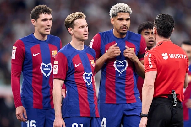 بارسلونا مذاکرات را برای تمدید قرارداد با کاپیتانهایش آغاز میکند