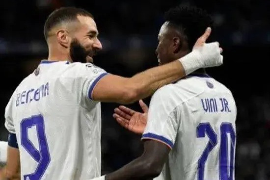 هدیهای که بنزما برای ستاره رئال مادرید فرستاد (عکس)