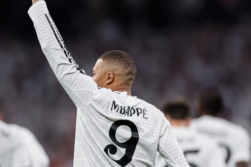 تنها بازیکنی که در لیگ قهرمانان اروپا، در نیوکمپ و برنابئو هتتریک کرده است