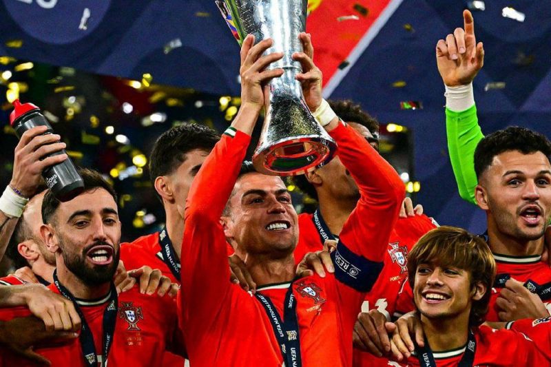 عکس رونالدو با جام لیگ ملت های اروپا 2025