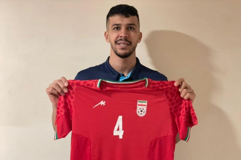 ایران سرخ‌پوش مقابل امارات