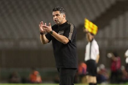 قربانی: حق ندارید به بازیکنم ایراد فنی بگیرید/ دوست ندارید، مربی دیگری بیاورید!