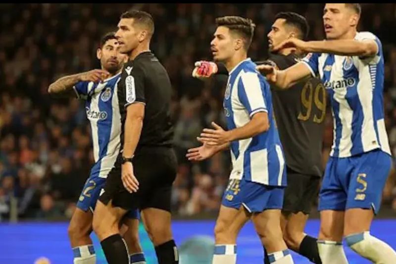 روشی عجیب که برای ترساندن داور پرتغالی به کار رفته است