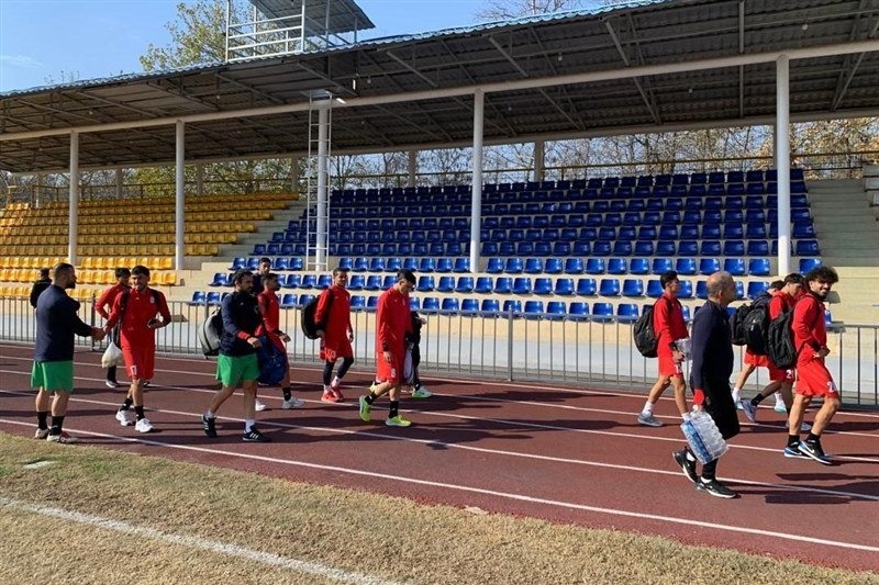 تمرین تیم فوتبال امید ایران در زمین چمنی نامناسب!