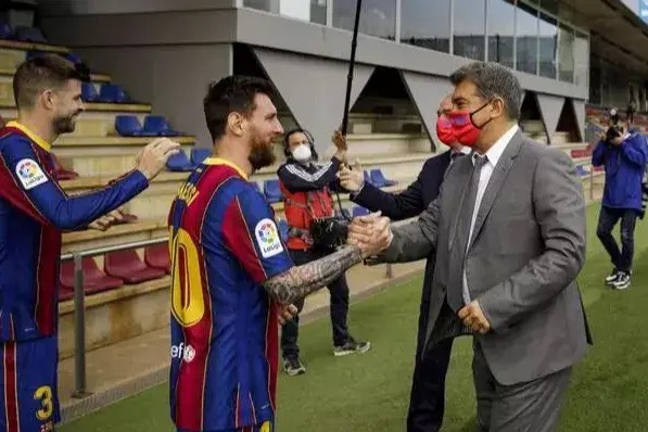 مجسمه مسی در نیوکمپ ساخته میشود؟